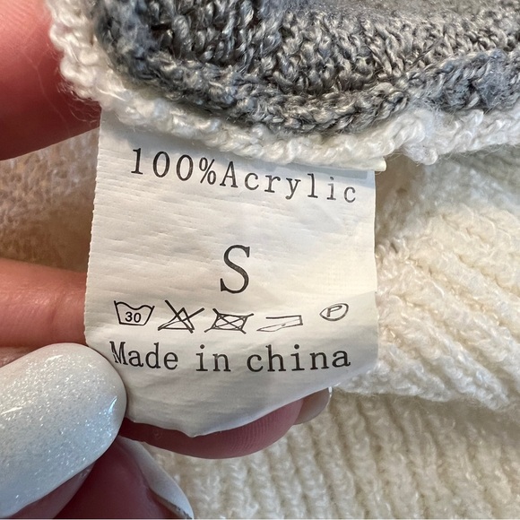 Short Sleeve Color Block Sweater - Small - Picture 10 of 10